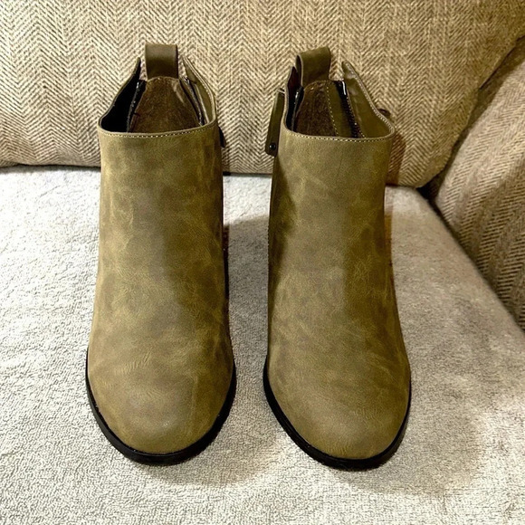 NWOT TORRID Side Zip Heel Bootie Shoes Size WOMEN 10.5WW OLIVE GREEN IN COLOR - Picture 3 of 9